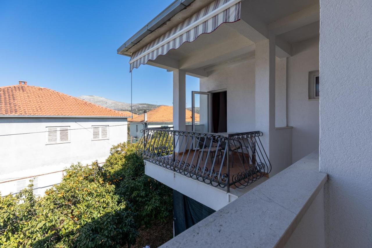 Cozy 1-Bedroom Apartment Near The Center Of Trogir Exterior photo