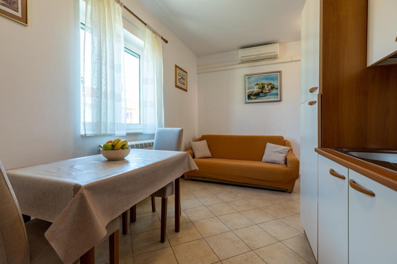 Cozy 1-Bedroom Apartment Near The Center Of Trogir Exterior photo