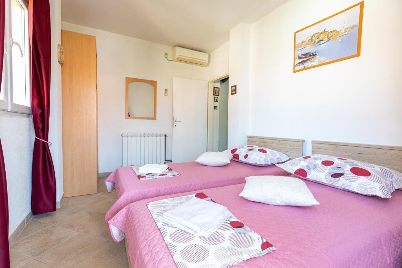 Cozy 1-Bedroom Apartment Near The Center Of Trogir Exterior photo