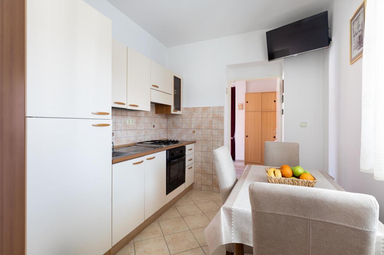 Cozy 1-Bedroom Apartment Near The Center Of Trogir Exterior photo