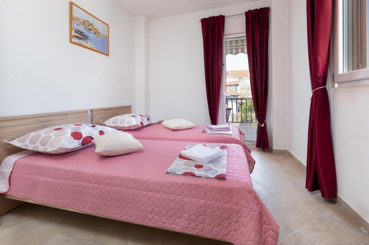 Cozy 1-Bedroom Apartment Near The Center Of Trogir Exterior photo